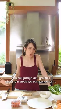 7 Potret Cinta Laura Masak Seblak Sendiri, Kerupuknya Diganti Pakai Rice Paper
