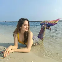 7 Potret Cinta Laura Pamer Body Goals, Pakai Bikini - Tampil Penuh Pesona Bak Mermaid di Tepi Pantai