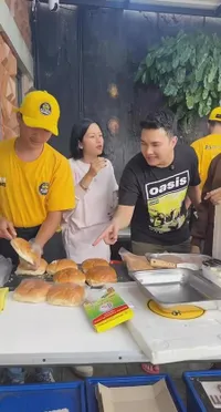 7 Potret Dapur Aldi's Burger Milik Aldi Taher, Outdoor - Terdapat Vertical Garden