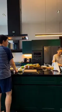 7 Potret Dapur Rina Nose dengan Desain Minimalis, Didominasi Warna Emerald Green yang Elegan