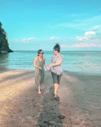 7 Potret Dara dan Mita The Virgin Saat di Pantai Bali, Belasan Tahun Bersama Kompaknya Awet Banget 