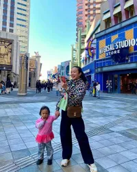 7 Potret Dea Ananda Liburan ke Jepang bersama Putri Semata Wayangnya, Berdua bak Usagi dan Chibiusa - Sempat Berpose bareng Nobita