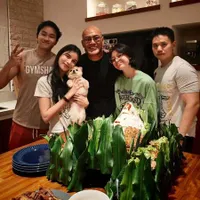 7 Potret Deddy Corbuzier Ulang Tahun Banjir Ucapan Selamat, Sederhana Tumpengan Bareng Keluarga - Ada Didit Hadiprasetyo 