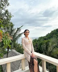 7 Potret Dena Rachman Jadi Bridesmaid di Nikahan BCL, Tampil Cantik & Anggun dengan Kebaya