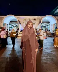 7 Potret Denada Bersama Aisyah, Berdoa Khusus Saat Umrah: Minta Diberi Kekuatan Besarkan Sang Anak