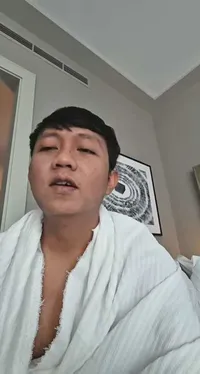 7 Potret Denny Caknan Cukur Gundul Plontos saat Umrah, Pasang Muka Nyengir saat Dicukur