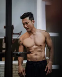 7 Potret Denny Sumargo Telanjang Dada, Pamer Tubuh Atletis dan Macho Abis