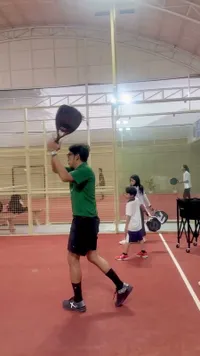 7 Potret Desta Latih Padel Anak-Anaknya, Begini Reaksi Trio Strong
