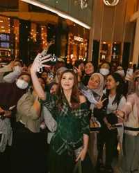 7 Potret Detail Penampilan Aaliyah Massaid di Event Burberry Exclusive Outerwear 2024, Menawan Pakai Baju Hijau - Couple dengan Thariq Halilintar