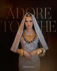 7 Potret Detail Penampilan Ochi Rosdiana di Hari Pernikahannya, Cantik Kenakan Kerudung Koto Gadang - Melangkah Sambil Berurai Air Mata