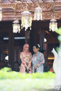 7 Potret Detik-Detik Siraman Al Ghazali, Kumpul Keluarga Ahmad Dhani & Mulan Jameela hingga Maia Estianty & Irwan Mussry