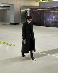 7 Potret Dewi Perssik Liburan ke Hong Kong, Ajak Ibunda yang Usianya sudah 71 Tahun 