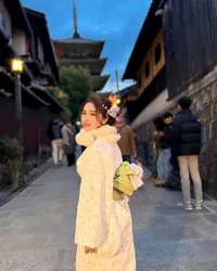 7 Potret Dewi Perssik Liburan Pakai Kimono di Jepang, Nikmati Senja Parasnya Cantik Bak Boneka