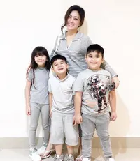 7 Potret Dhea Devanka bareng 3 Anaknya, Terlihat Makin Cantik dan Bahagia