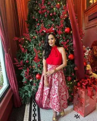 7 Potret Diah Permatasari Ikut Christmas Lunch Bestie-nya Meski Beda Keyakinan, Jaga 40 Tahun Persahabatan