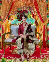 7 Potret Diah Permatasari Kondangan Pakai Kebaya Kutu Baru Merah Berselendang Songket, Couple Goals dengan Suami & Banjir Pujian Cantik Terus