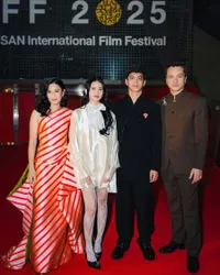 7 Potret Dian Sastrowardoyo dan Leya Princi Foto Bareng Han So Hee di BIFF, Cantiknya Gak Jomplang
