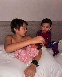 7 Potret Don Verhaag yang Sudah Sayang Kakak-Adik Sejak Kecil, Jessica Iskandar Sebut Anaknya Penyayang Banget
