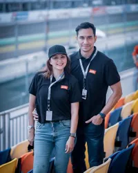 7 Potret Donna Agnesia & Darius Sinathrya Nonton MotoGP Mandalika, Flashback Saat Jadi Presenter Acara Olahraga