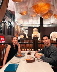 7 Potret Donna Agnesia dan Darius Sinathrya Makan di Pujasera, Nostalgia Zaman Pacaran - Romantis dalam Kesederhanaan