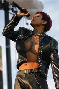 7 Potret DPR IAN Bikin Heboh Tampil Shirtless di HITC 2025, Nyanyi Sambil 'Gitar Kupetik - Bass Kubetot'