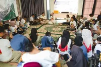 7 Potret El Rumi Rayakan Ulang Tahun Bareng Anak Yayasan, Syifa Hadju Setia Menemani
