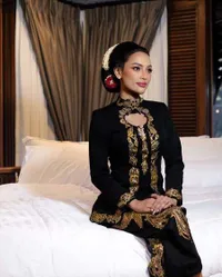 7 Potret Erika Carlina di Acara Tedak Siten Baby Enduw, Busananya Penuh Makna