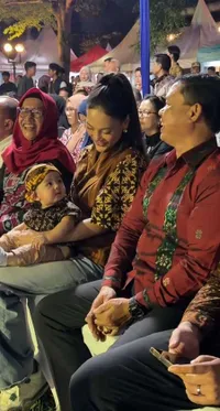 7 Potret Erika Carlina Hadiri HUT Banyumas, Baby Andrew Anteng Digendong Istri Bupati