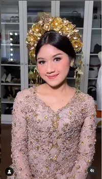 7 Potret Erina Gudono yang Curi Perhatian di Istana Negara, Tertangkap Kamera Lagi Bucin dengan Kaesang