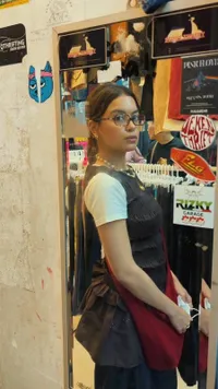 7 Potret Eva Celia Thrifting di Pasar Senen, Tampil Modis dengan Gaya Unik