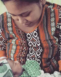7 Potret Evi Masamba Saat Momong Bayi, Kasih Tiada Batas!