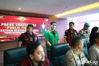 7 Potret Fachri Albar Tak Berani Angkat Kepala, Polisi Temukan Bukti Alat Isap dan 4 Korek Modifikasi di Rumahnya 