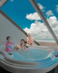 7 Potret Fairuz A Rafiq Bersama Suami dan Ketiga Anaknya Liburan di Bali - Family Goals Banget