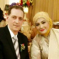 7 Potret Fanny Bauty & Sang Suami Yang Berasal Dari Belanda, Rukun & Jauh Dari Gosip