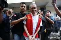 7 Potret Fariz RM Beri Senyuman dengan Tangan Terborgol, Kuasa Hukum Bawa Saksi untuk Ringankan Hukuman