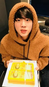 7 Potret Fashion Musim Dingin Ala Jin BTS, Stylish Sekaligus Menghangatkan
