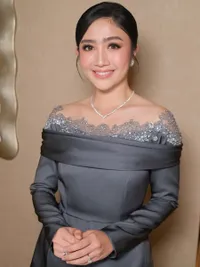 7 Potret Febby Rastanty di Resepsi Pernikahan sang Adik, Tampil Sangat Menawan