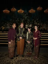 7 Potret Pernikahan Adik Febby Rastanty, Digelar dengan Konsep Jawa - Ikut Mendampingi