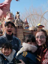 7 Potret Felicya Angelista dan Caesar Hito Ajak Anak-anak ke Universal Studio Beijing