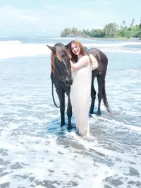 7 Potret Felicya Angelista Foto dengan Kuda di Pantai, Bak Tuan Putri Negeri Dongeng