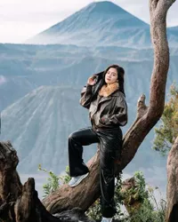7 Potret Felicya Angelista Pakai Jaket Kulit Saat Liburan di Bromo, Wajah Cantiknya Dikira Foto Zaman Gadis Dulu