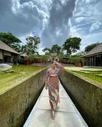 7 Potret Feny Rose Liburan di Bali, Pamer Kulit Glowing dan Pesona Awet Muda di Awal Tahun Baru