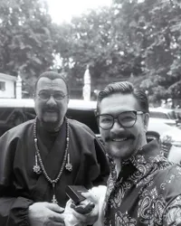 7 Potret Ferry Salim Bangga Bisa Ngobrol & Foto Bareng Steven Seagal, Sebut Jadi Pertemuan yang Mengesankan