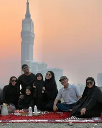7 Potret Fitri Tropica Umrah Bareng Keluarga Lengkap Ajak Anak, Suami hingga Orang Tua - Kangen Bisa Balik Lagi
