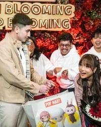 7 Potret Fuji Diberi Oleh-Oleh Verrell Bramasta Usai dari China, Sweet Romantis dan Bikin Salting