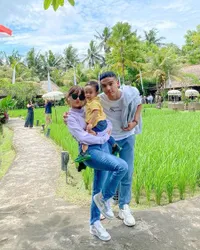 7 Potret Fuji Liburan ke Bali Bersama Baby Gala, Sempat Kenang Keseruan Saat Vanessa-Bibi Masih Ada - Asyik Bermain di Tepi Sawah