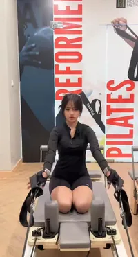 7 Potret Fuji Olahraga Pilates, Aksinya Effortless - Bikin Kagum