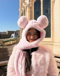 7 Potret Fuji Pakai Hoodie Pink saat Nikmati Liburan, Imut Menggemaskan Kaya Remaja Umur Belasan