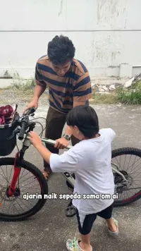 7 Potret Gala Sky Belajar Naik Sepeda hingga Jadi Wibu Bareng Fadly dan Frans Faisal