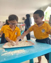 7 Potret Gala Sky Ikutan Cooking Class Bikin Donat di Sekolah, Nggemesin Banget!